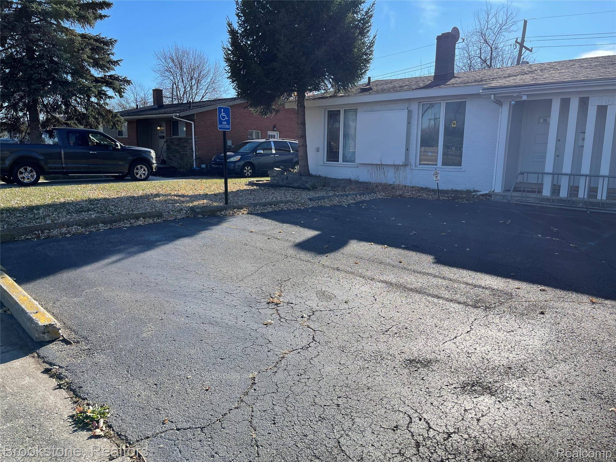 16983 W 10 Mile RD, Southfield, MI 48075