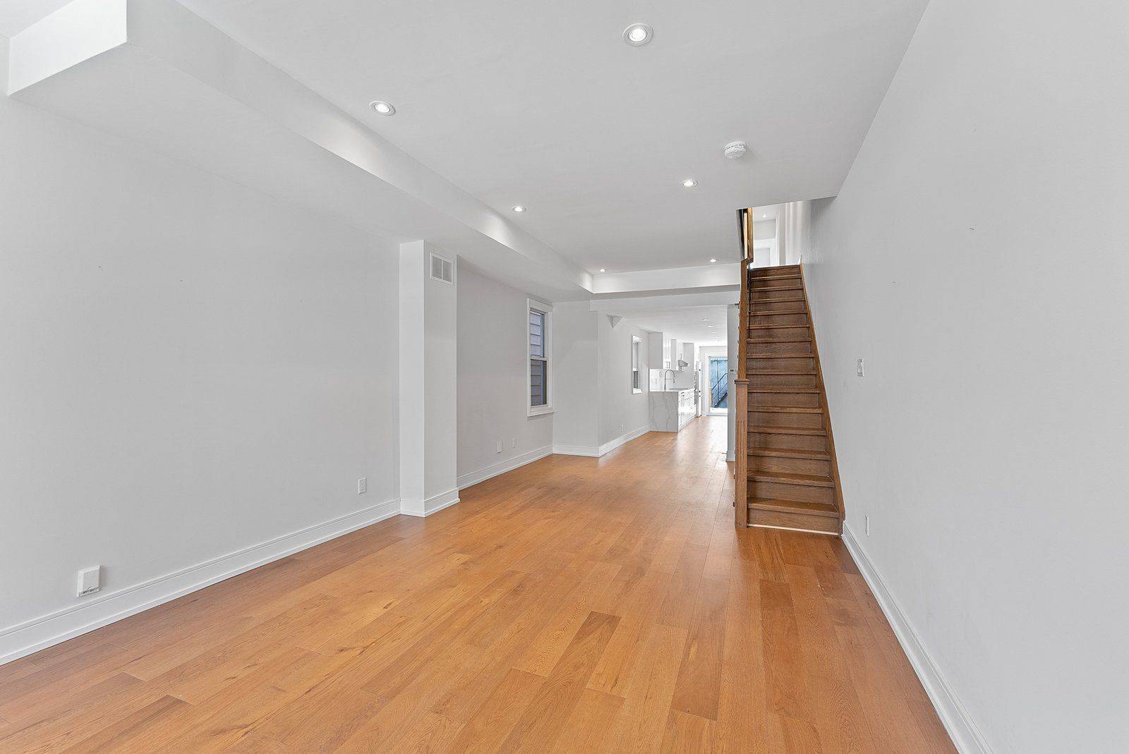 Toronto C01, ON M6J 2V9,398 Crawford ST