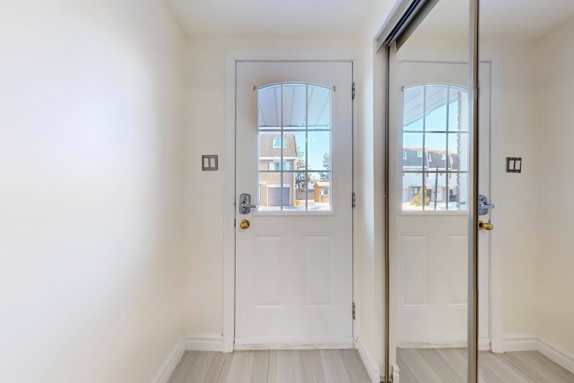 Mississauga, ON L5C 1K6,830 Westlock RD #14A