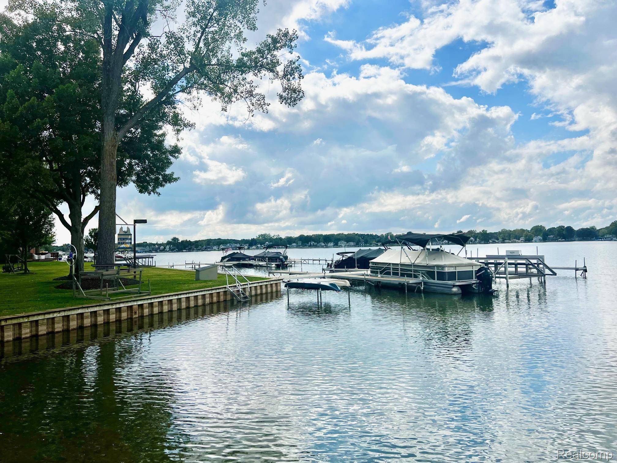 Fenton, MI 48430,2198 Bowles ST