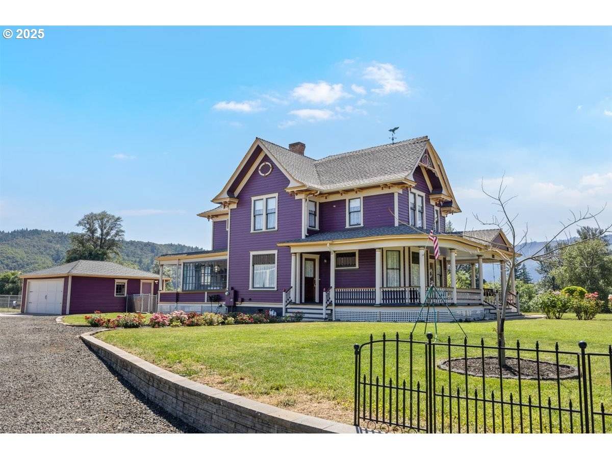 221 MAIN ST, Riddle, OR 97469
