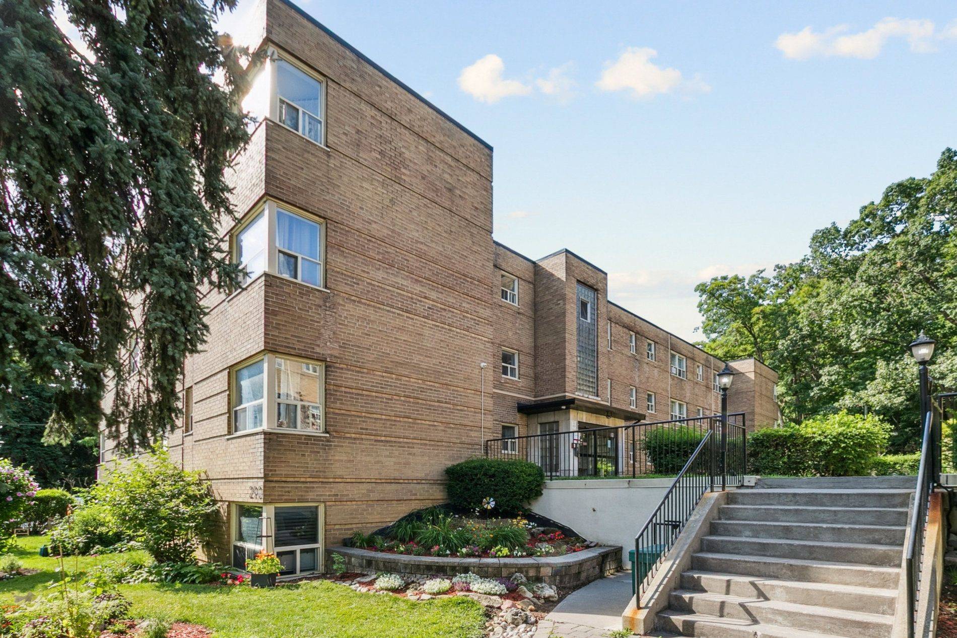 Toronto W08, ON M9A 3V1,292 The Kingsway N/A #292-33