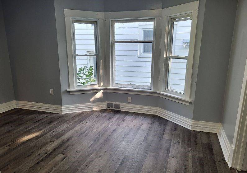 Welland, ON L3B 3B6,221 Hellems AVE #Main