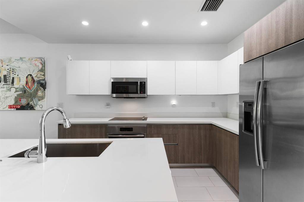 North Miami, FL 33181,2477 NE 135th St