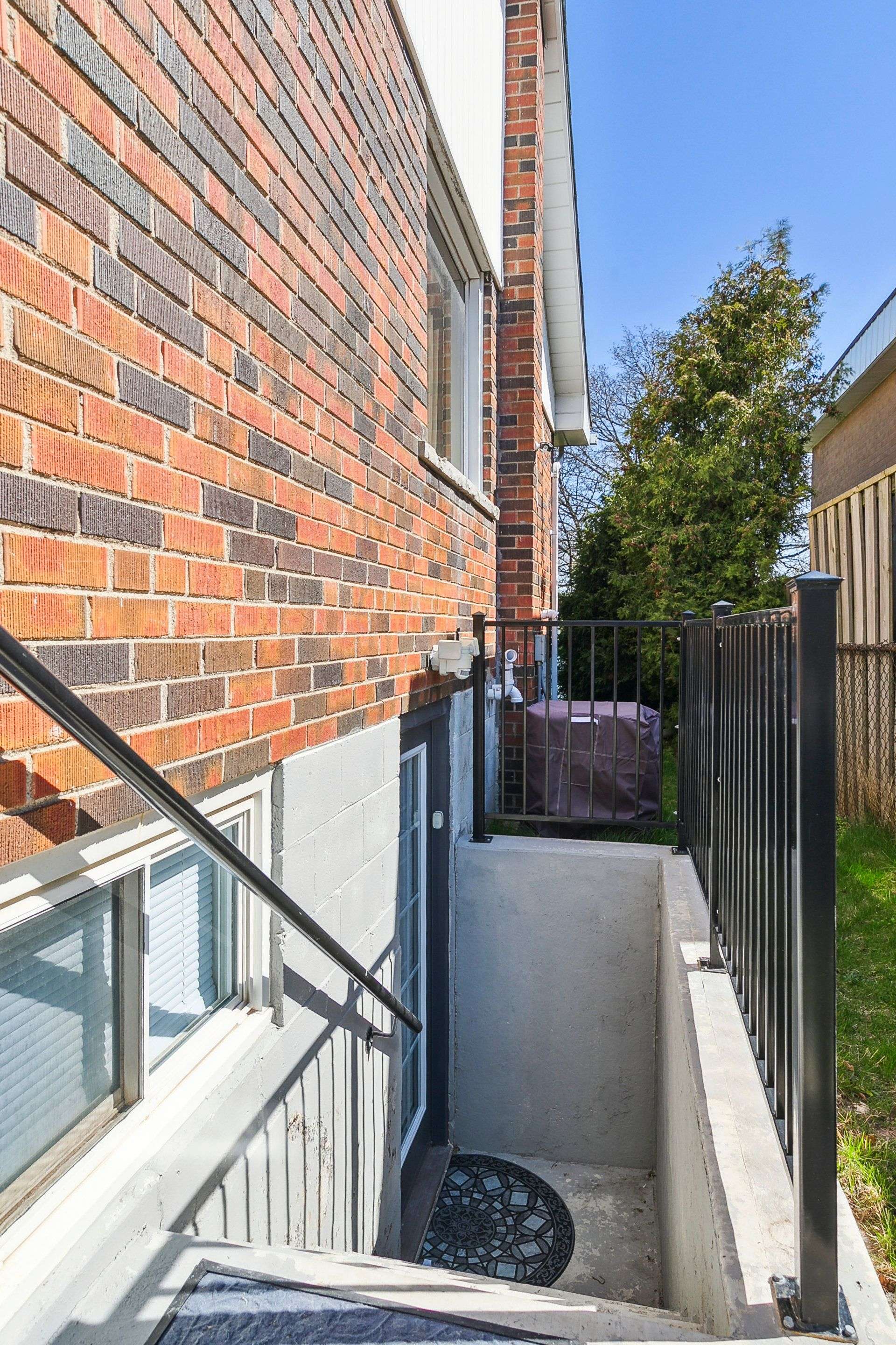 Mississauga, ON L5M 1A1,5651 Turney DR #BSMT