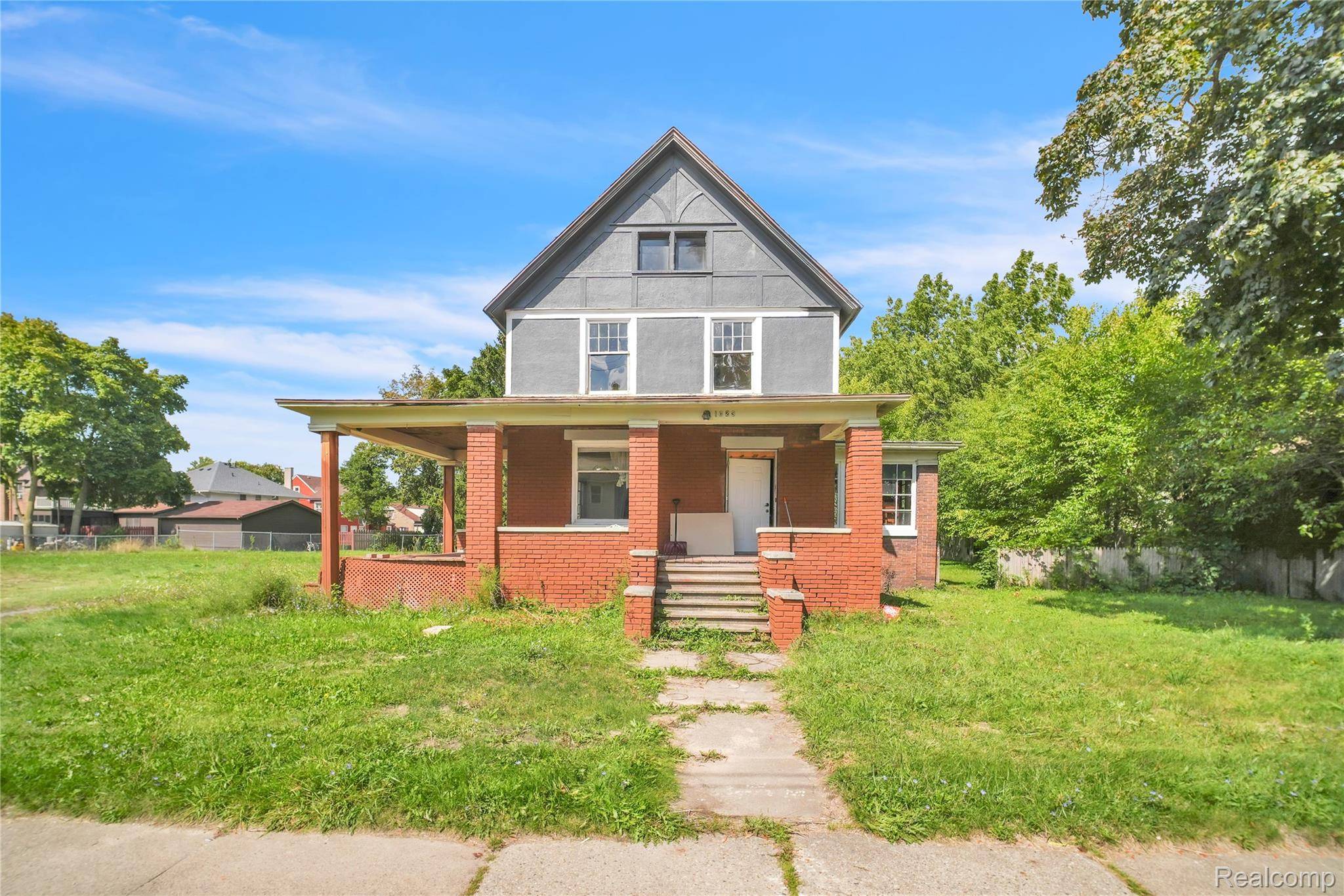 Saginaw, MI 48601,1029 E Holland AVE