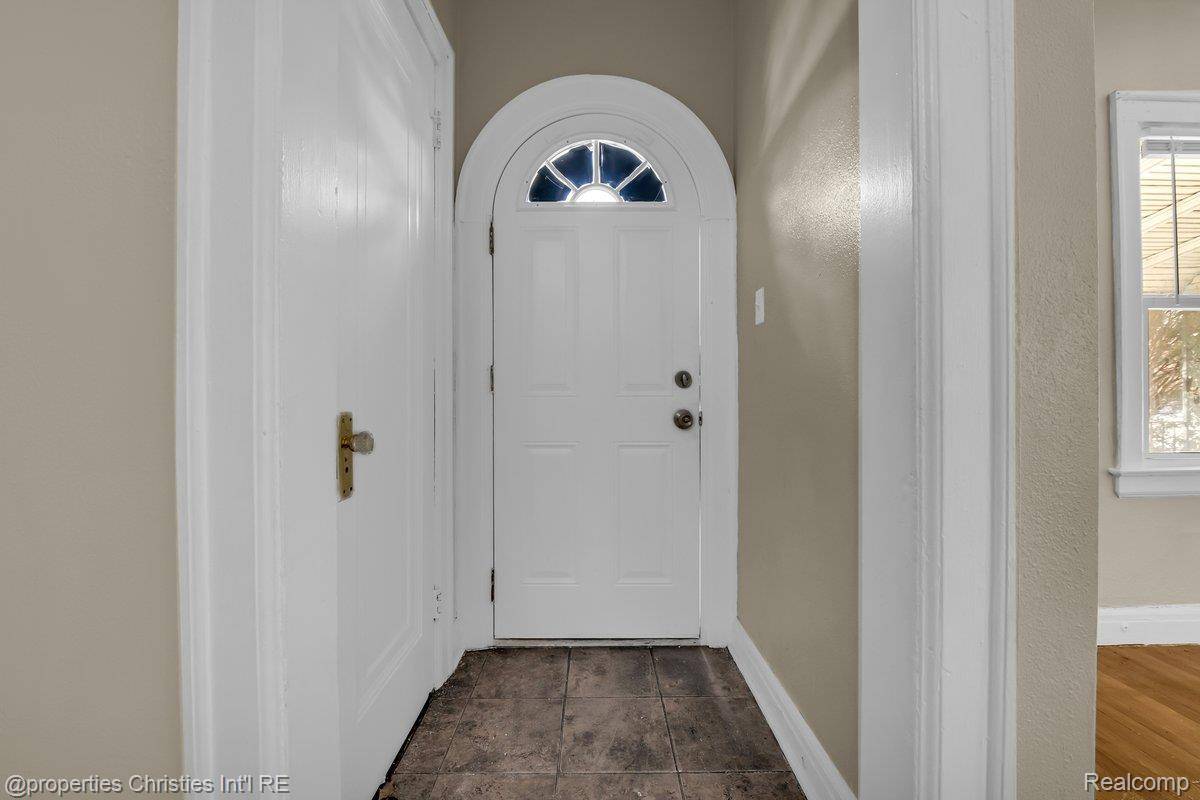 Detroit, MI 48221,17600 Santa Barbara DR