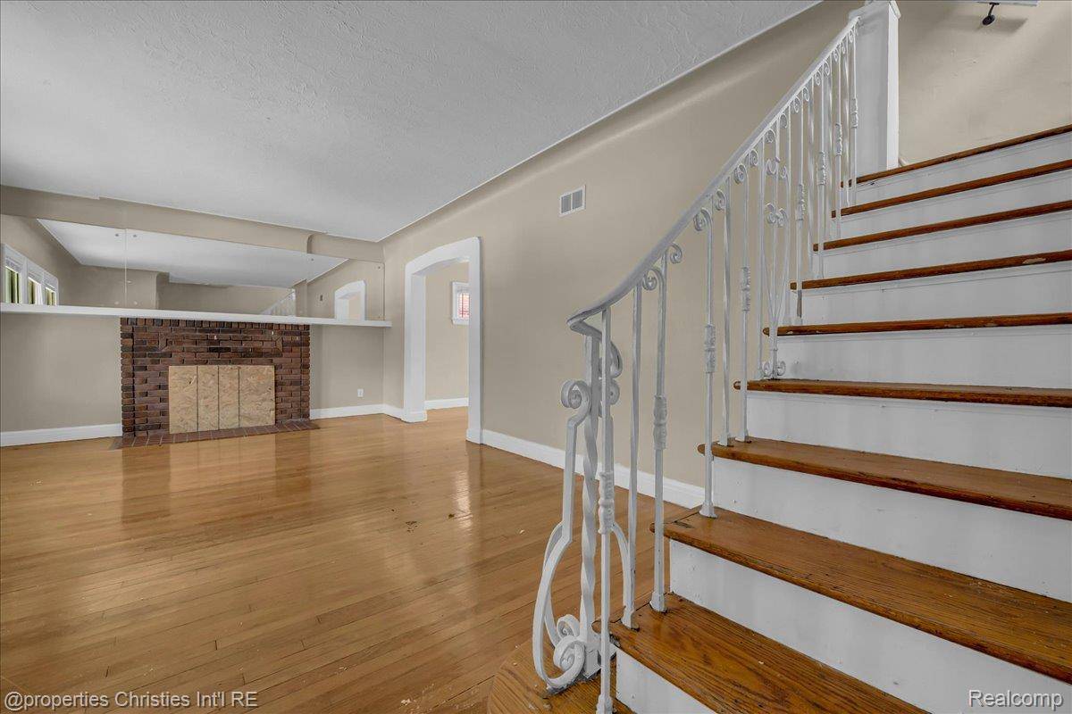 Detroit, MI 48221,17600 Santa Barbara DR