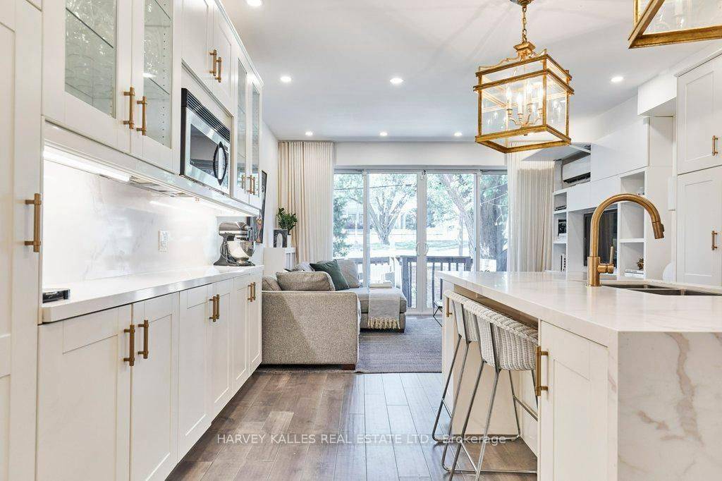 Toronto C02, ON M4V 1J4,96 Balmoral AVE