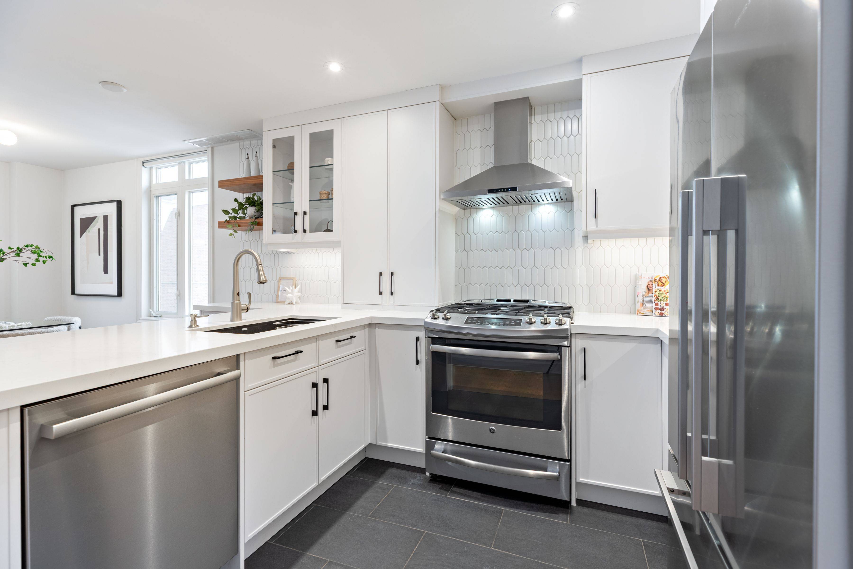 Toronto C01, ON M6J 3W7,12 Sudbury ST #1802