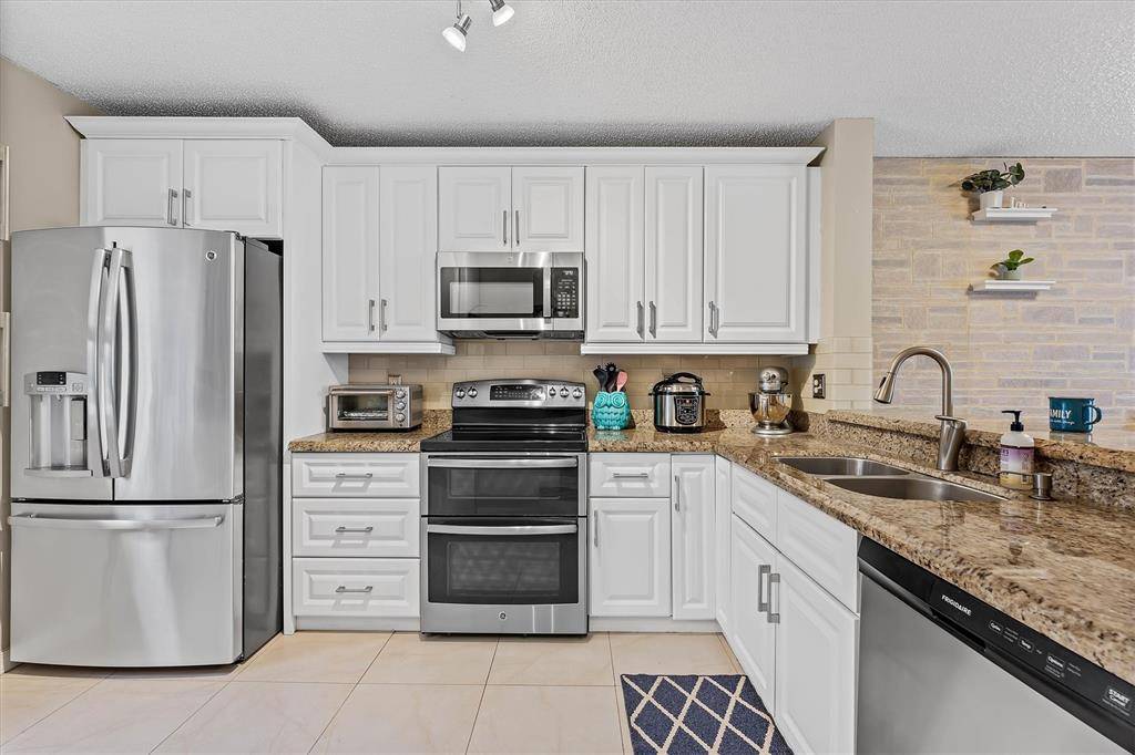 Pembroke Pines, FL 33029,20815 NW 2nd St #20815