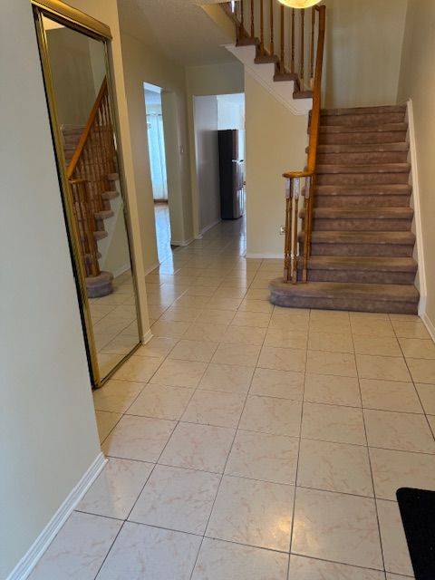 Mississauga, ON L5R 1X7,406 Hillbury DR