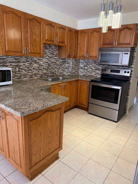 Mississauga, ON L5R 1X7,406 Hillbury DR