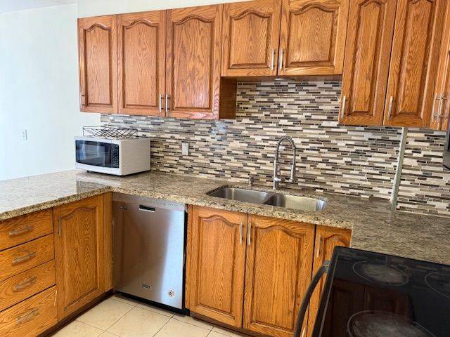 Mississauga, ON L5R 1X7,406 Hillbury DR