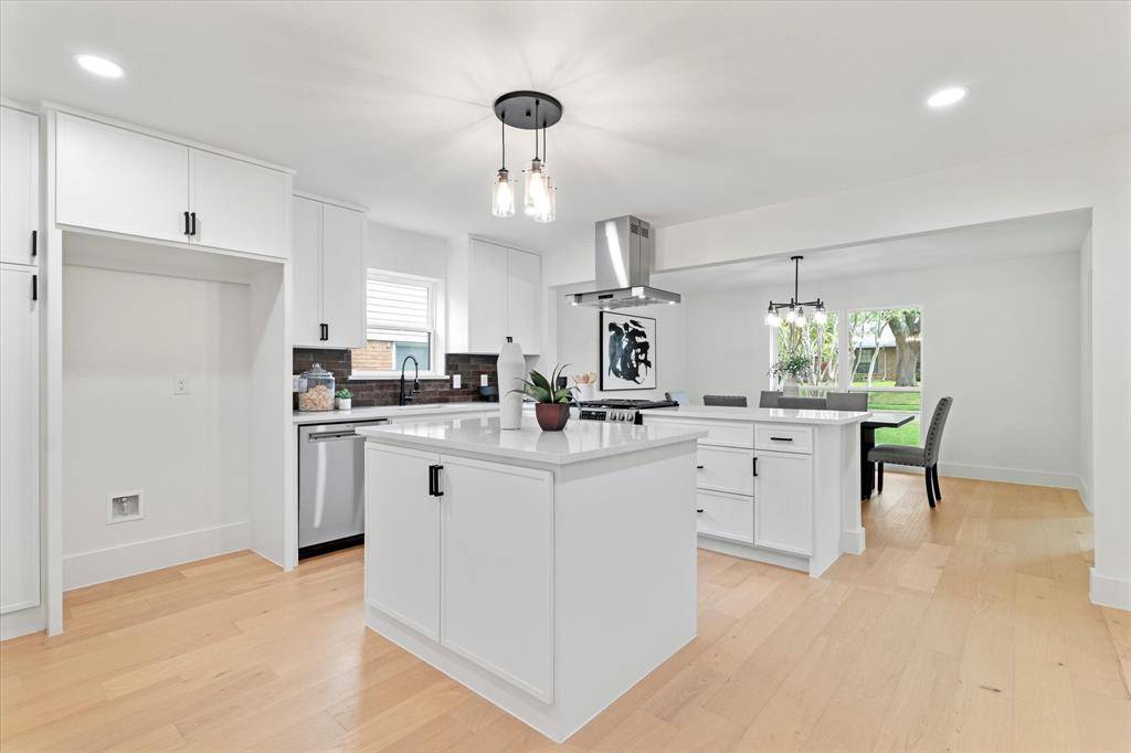 Dallas, TX 75248,7652 El Pensador Drive