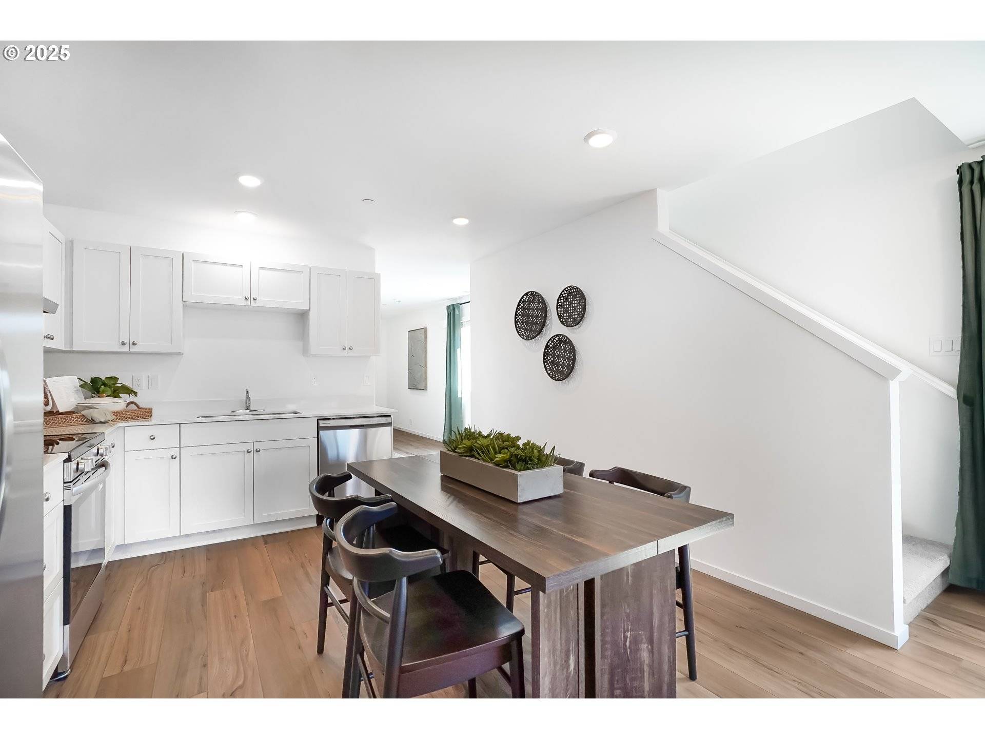 1592 Laura Vista DR NW, Albany, OR 97321