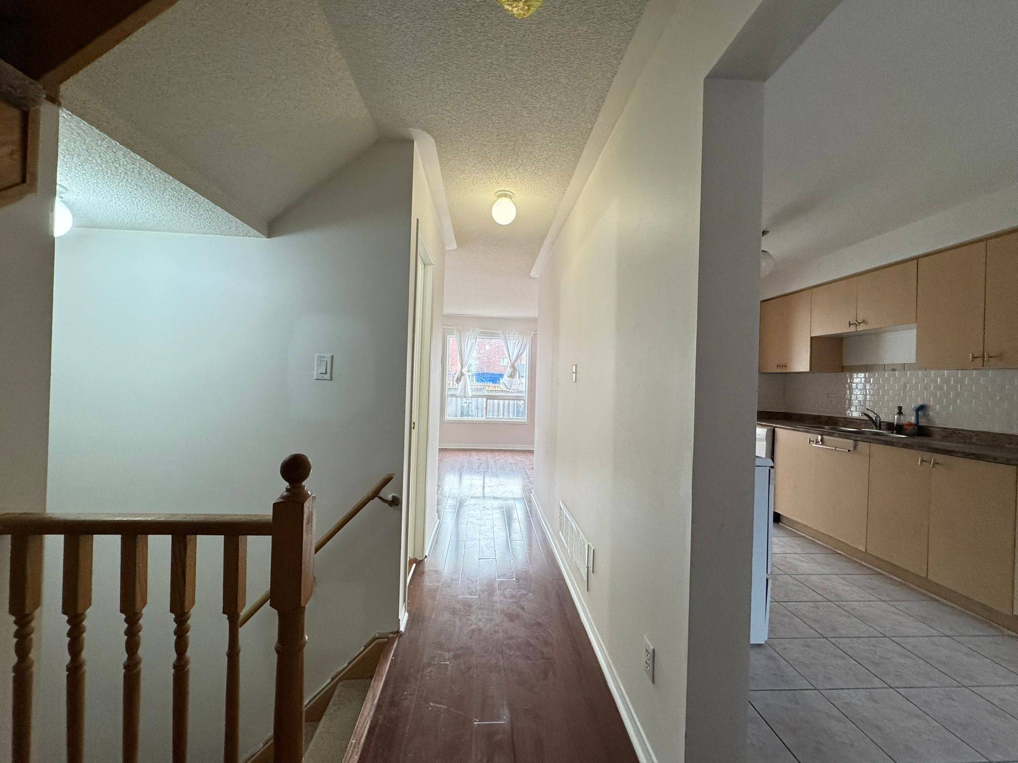 Mississauga, ON L5V 2P2,830 Avonshire CT #Upper and main