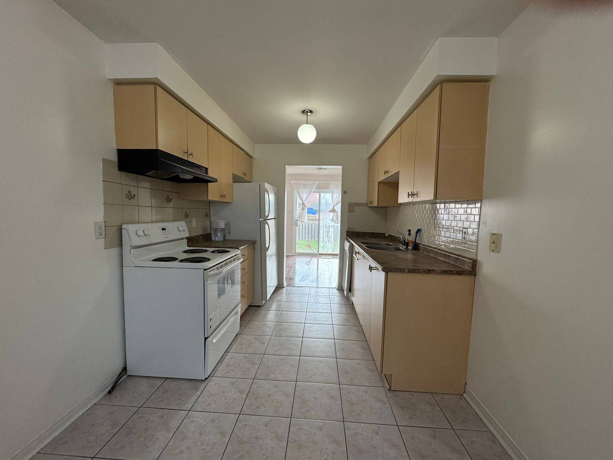 Mississauga, ON L5V 2P2,830 Avonshire CT #Upper and main