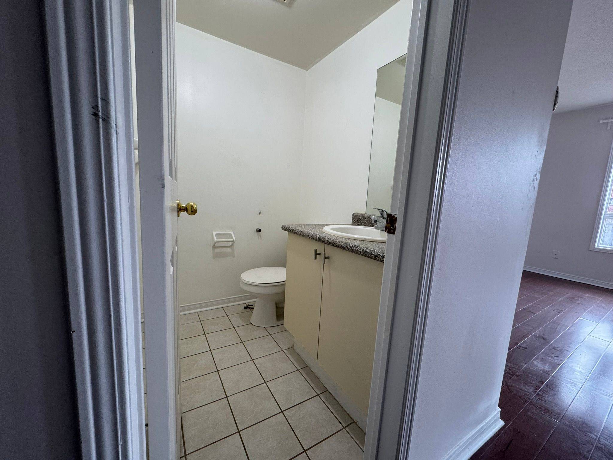 Mississauga, ON L5V 2P2,830 Avonshire CT #Upper and main