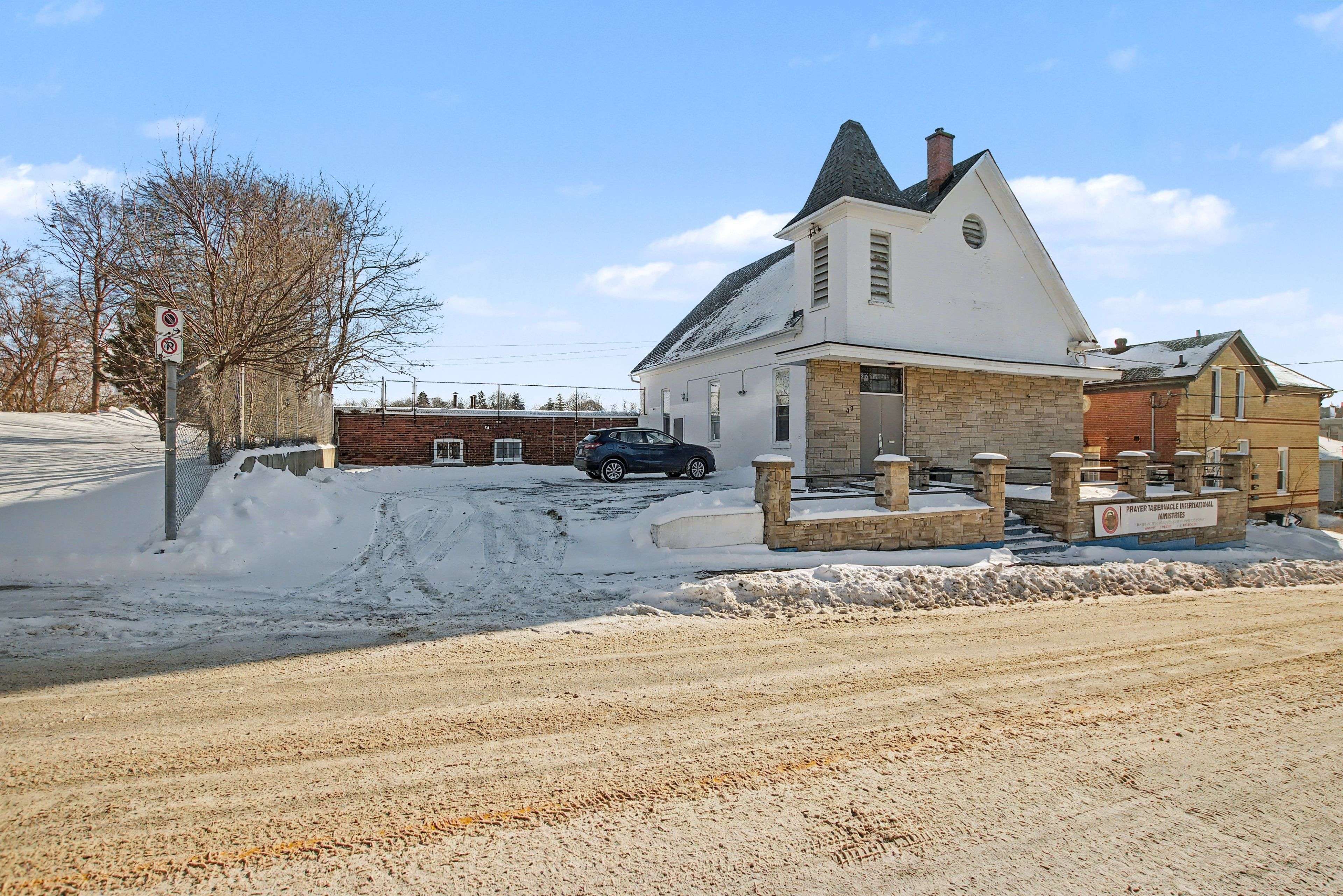 Cambridge, ON N1R 3Y6,37 Wellington ST