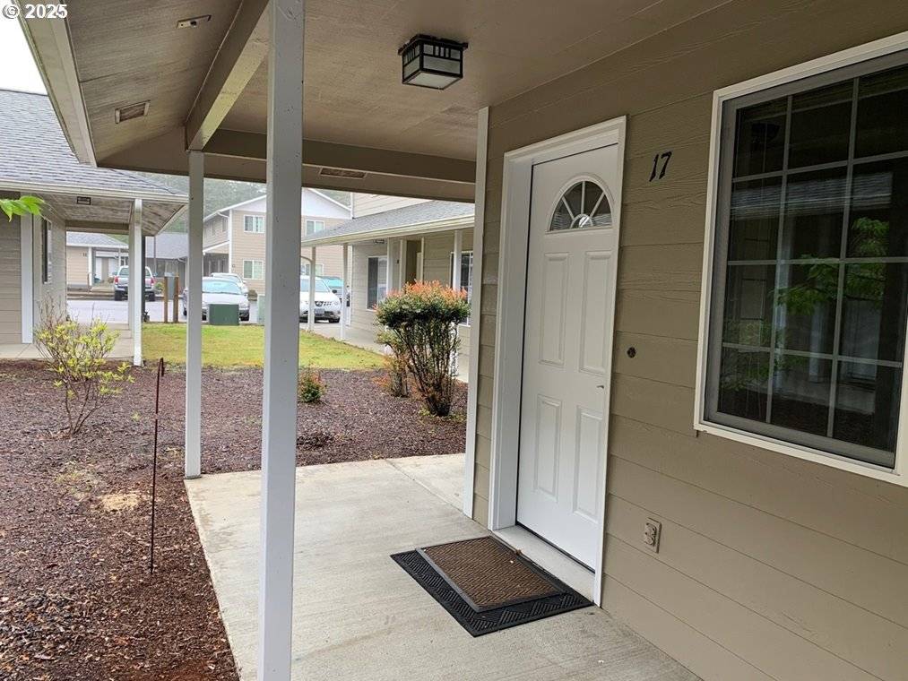 Florence, OR 97439,1150 HEMLOCK ST E #17