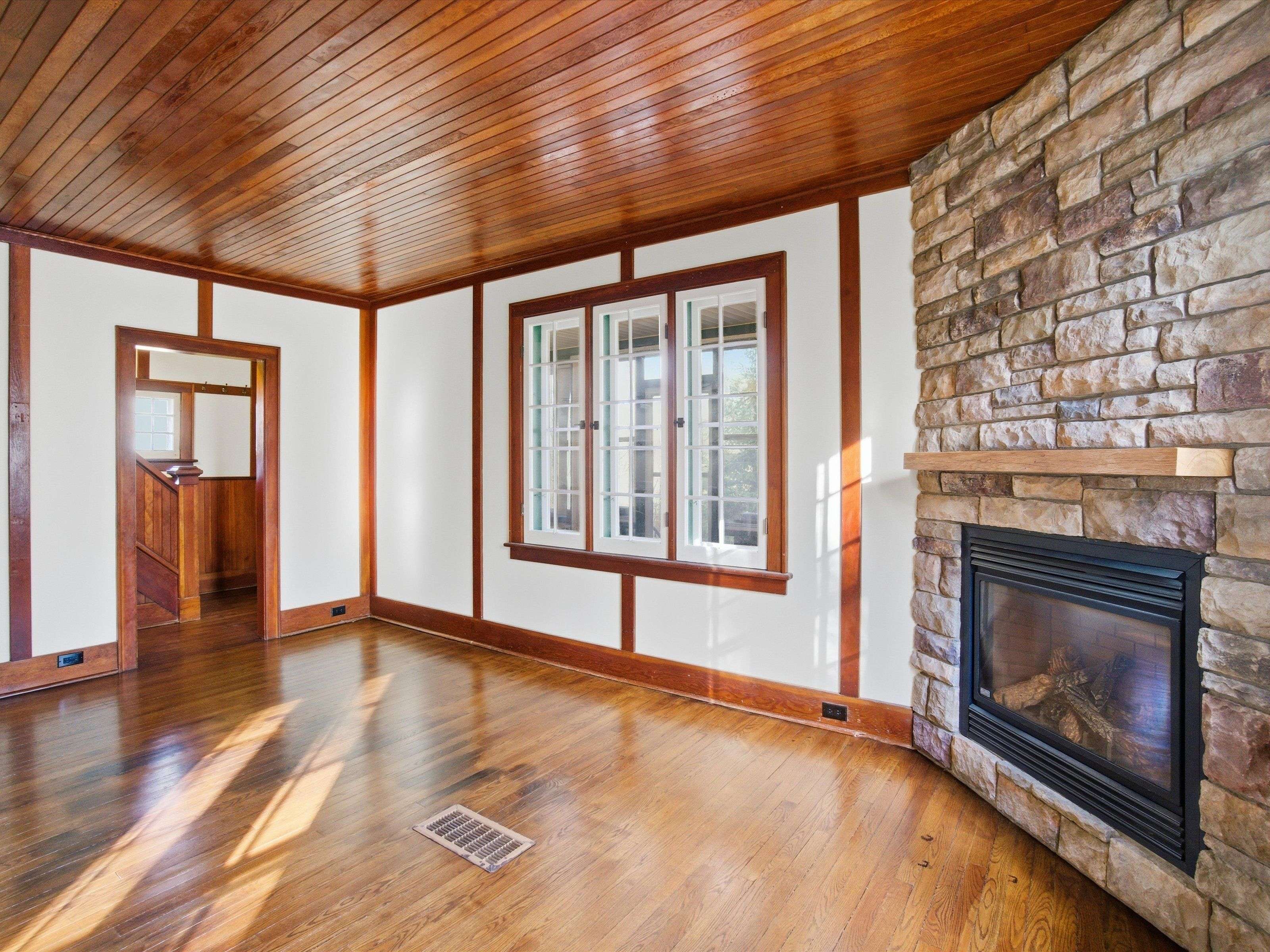 Seguin, ON P0C 1J0,11 Victoria ST W