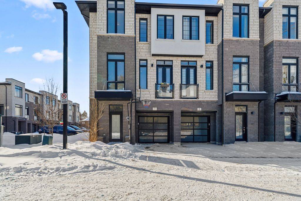 Richmond Hill, ON L4C 5T1,7 Howick LN