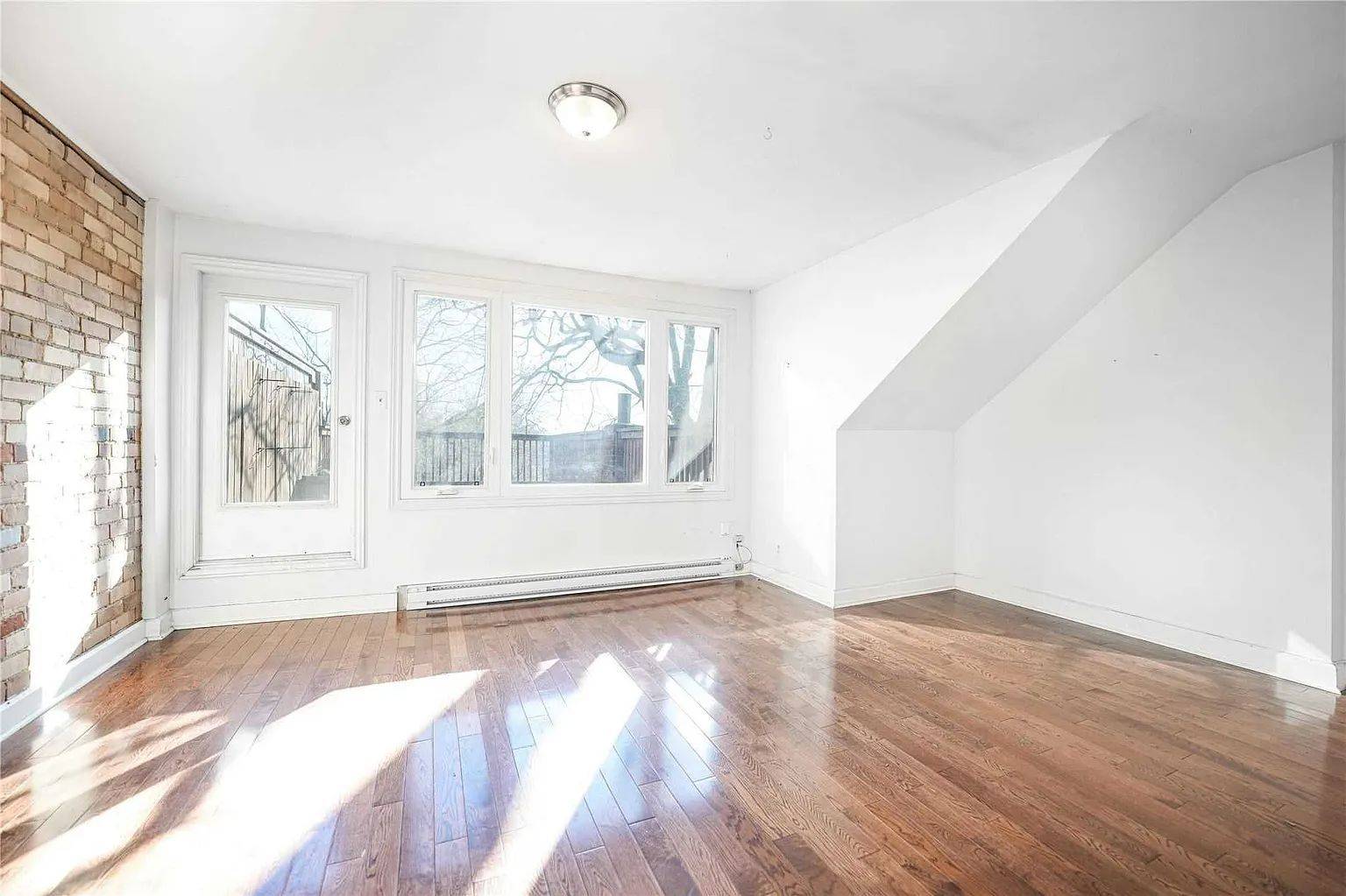 Toronto C01, ON M5S 1J8,61 Sussex AVE #Loft 5