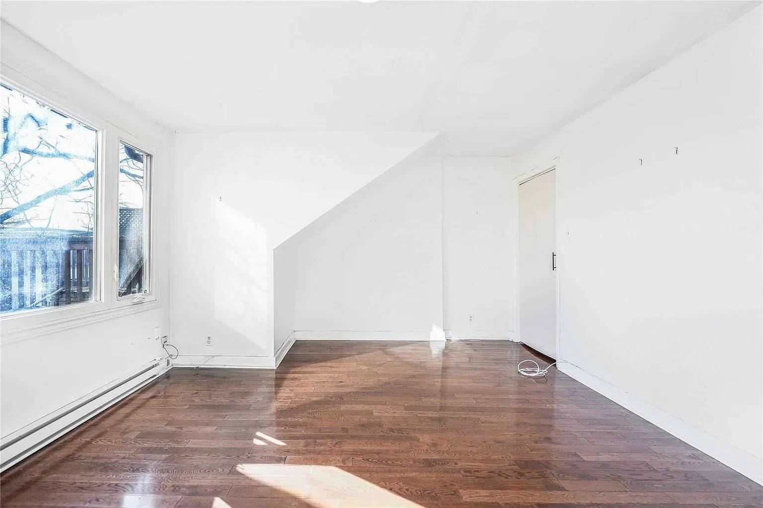 Toronto C01, ON M5S 1J8,61 Sussex AVE #Loft 5