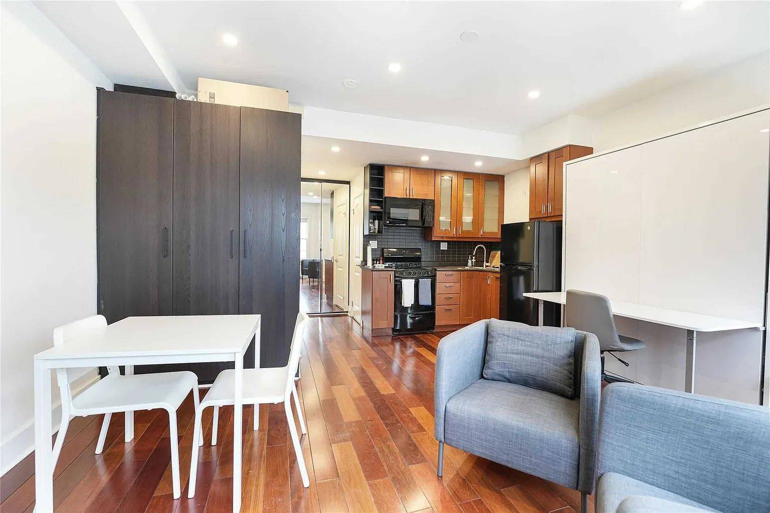 Toronto C01, ON M5S 1J8,61 Sussex AVE #Upper 4