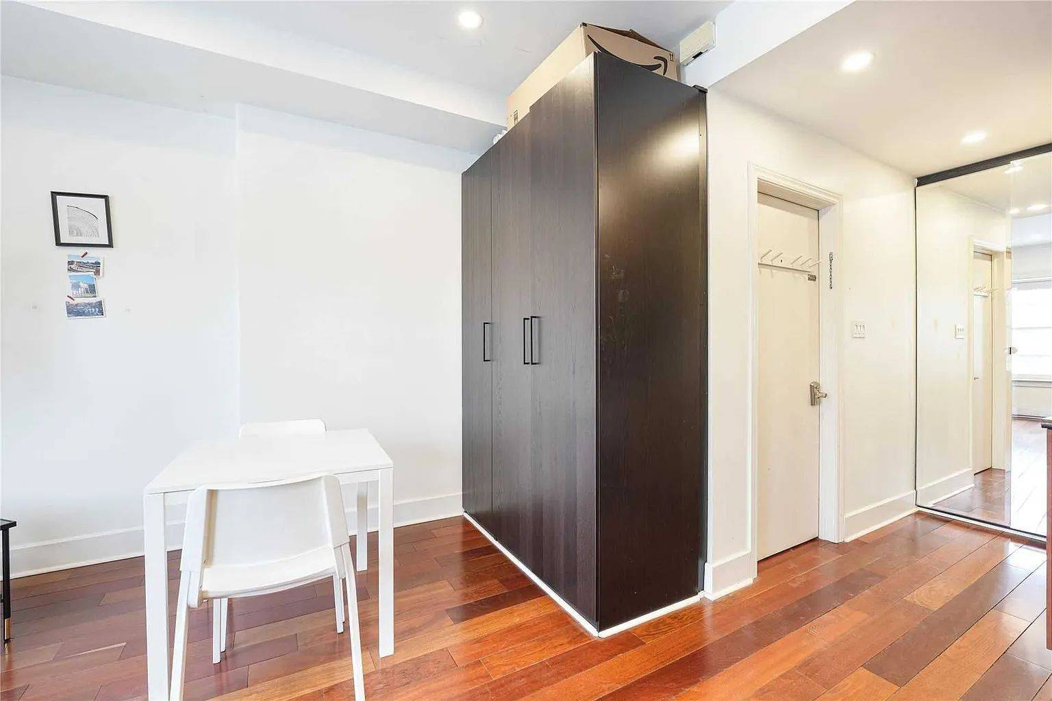 Toronto C01, ON M5S 1J8,61 Sussex AVE #Upper 4