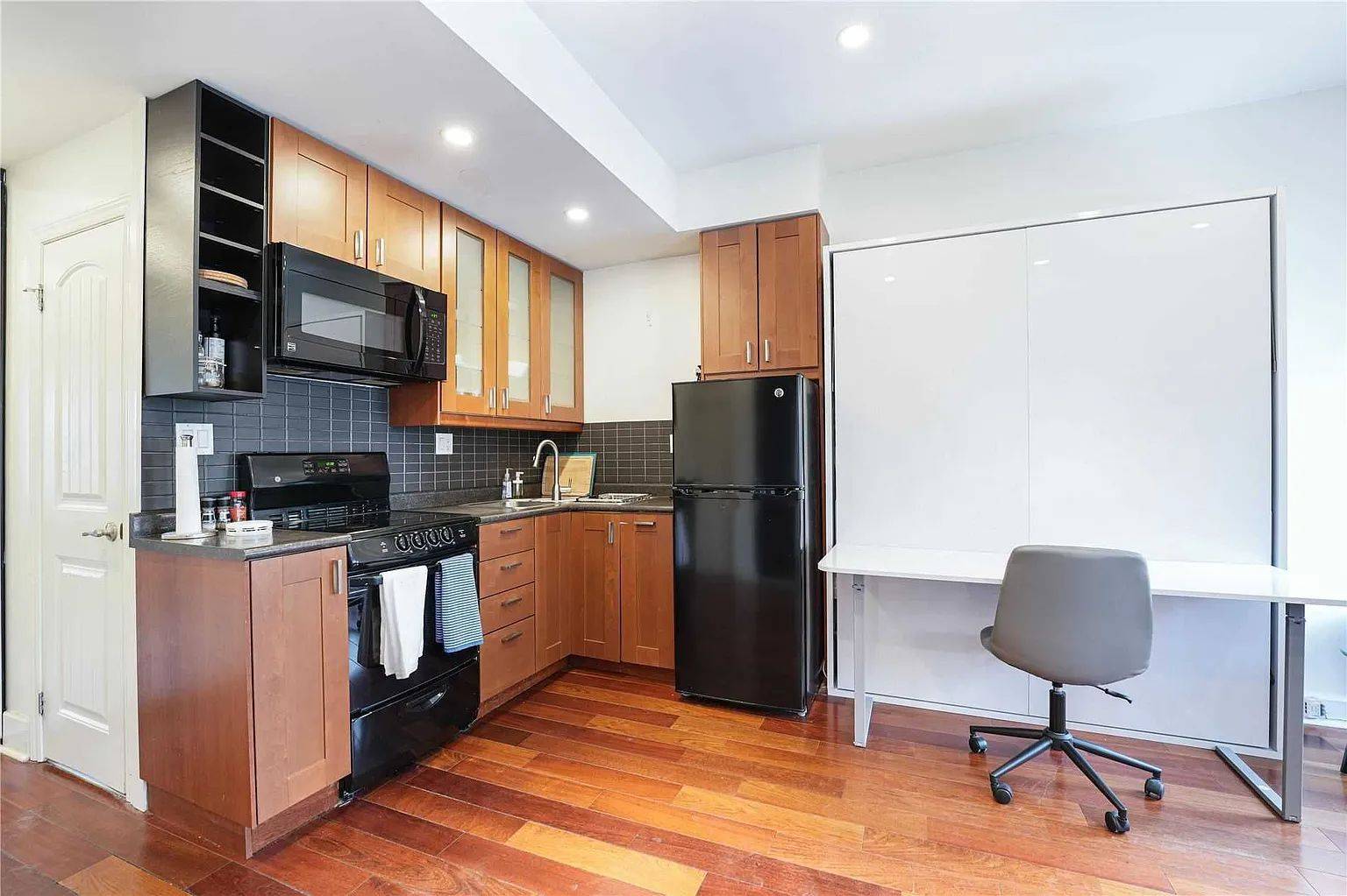 Toronto C01, ON M5S 1J8,61 Sussex AVE #Upper 4