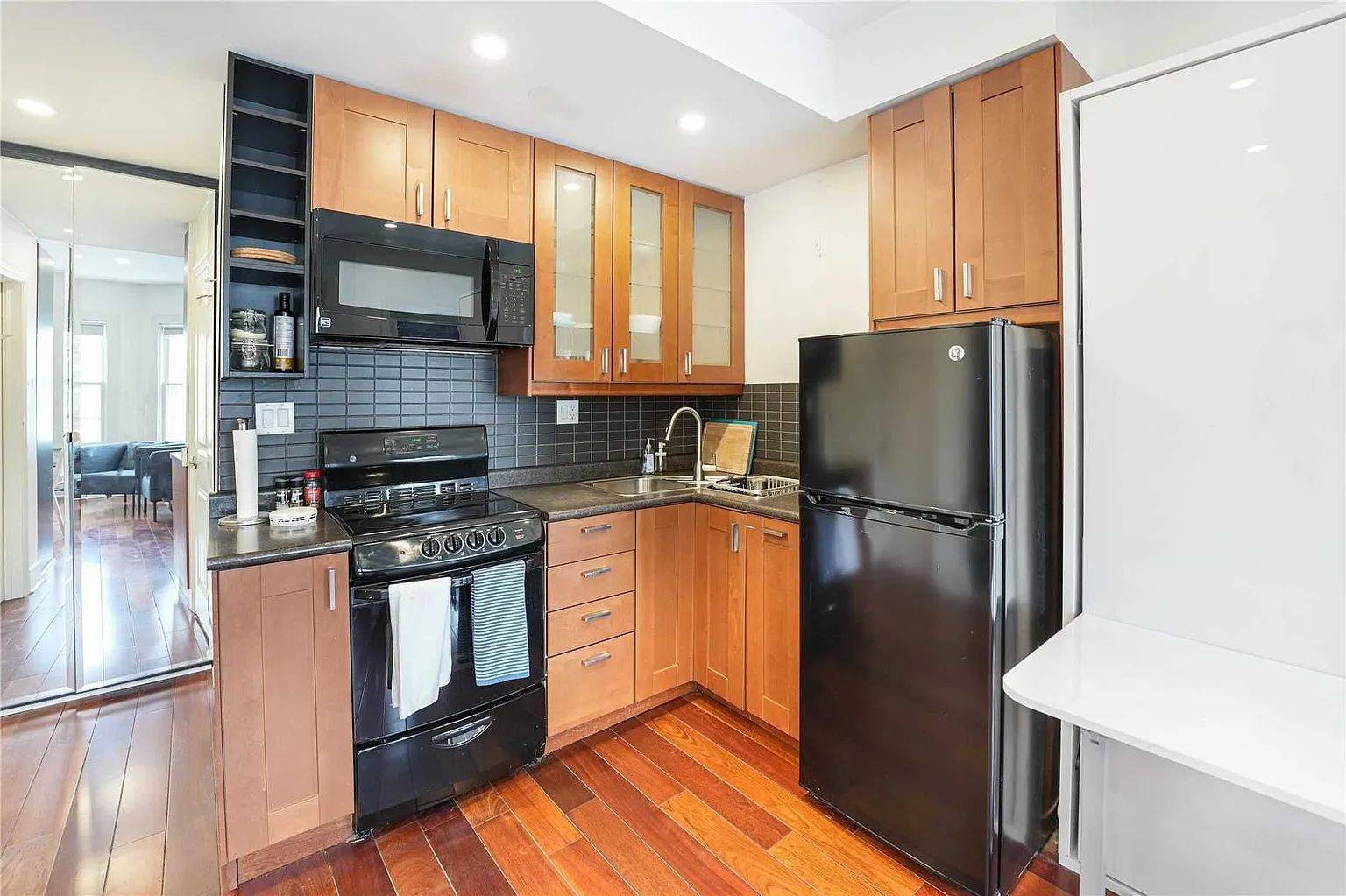 Toronto C01, ON M5S 1J8,61 Sussex AVE #Upper 4