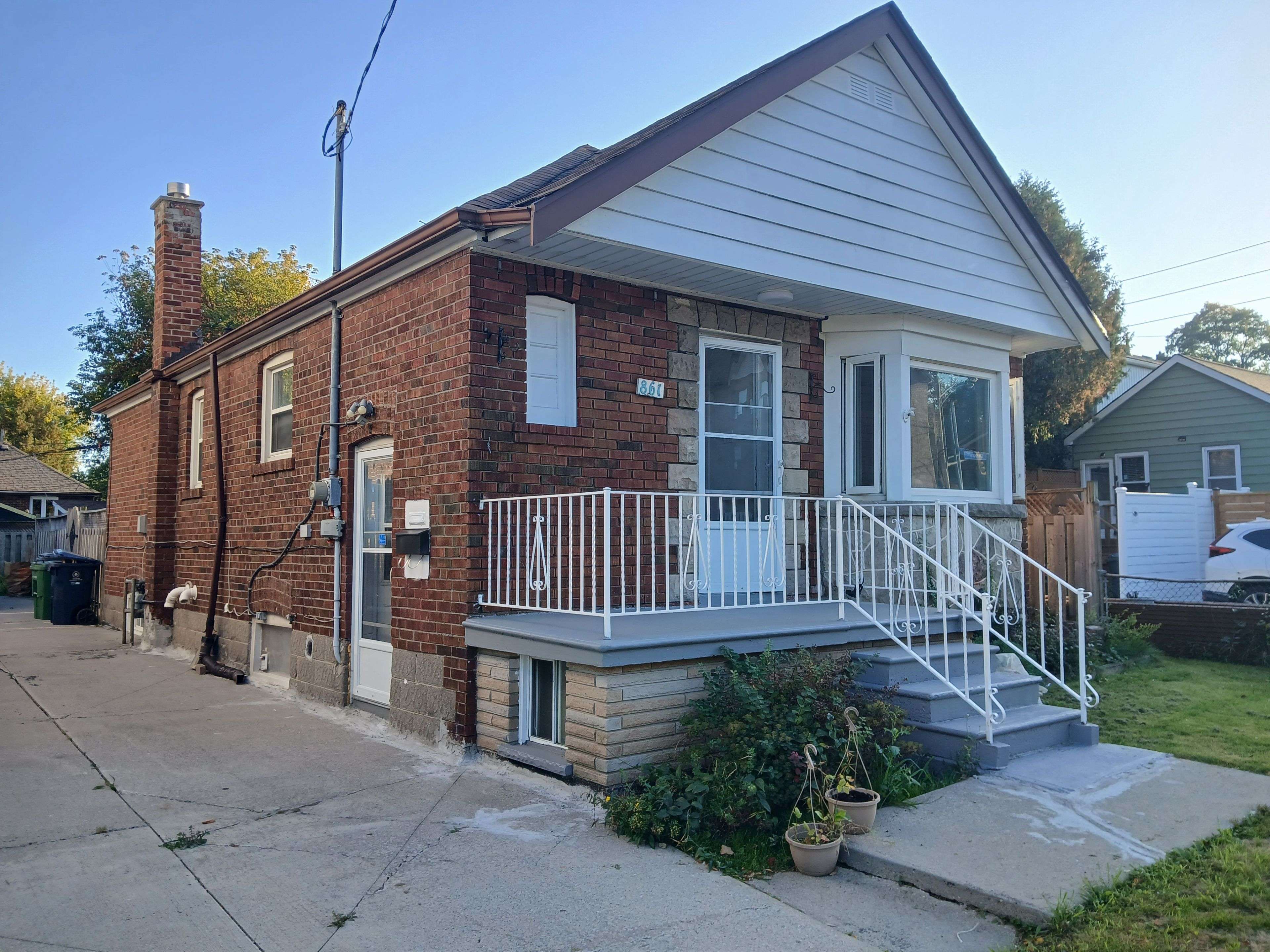 Toronto E03, ON M4C 2W4,861 Cosburn AVE #Lower Unit A