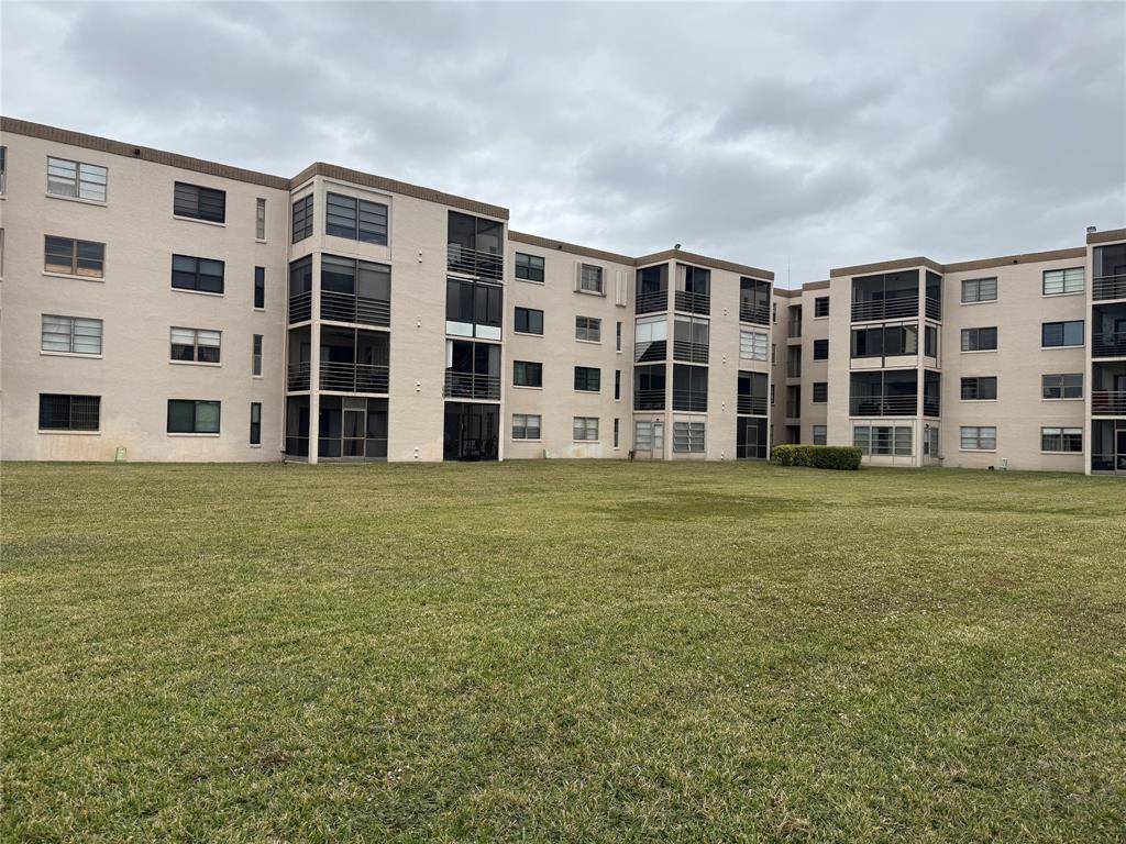 Boca Raton, FL 33428,9300 SW 8th St #215