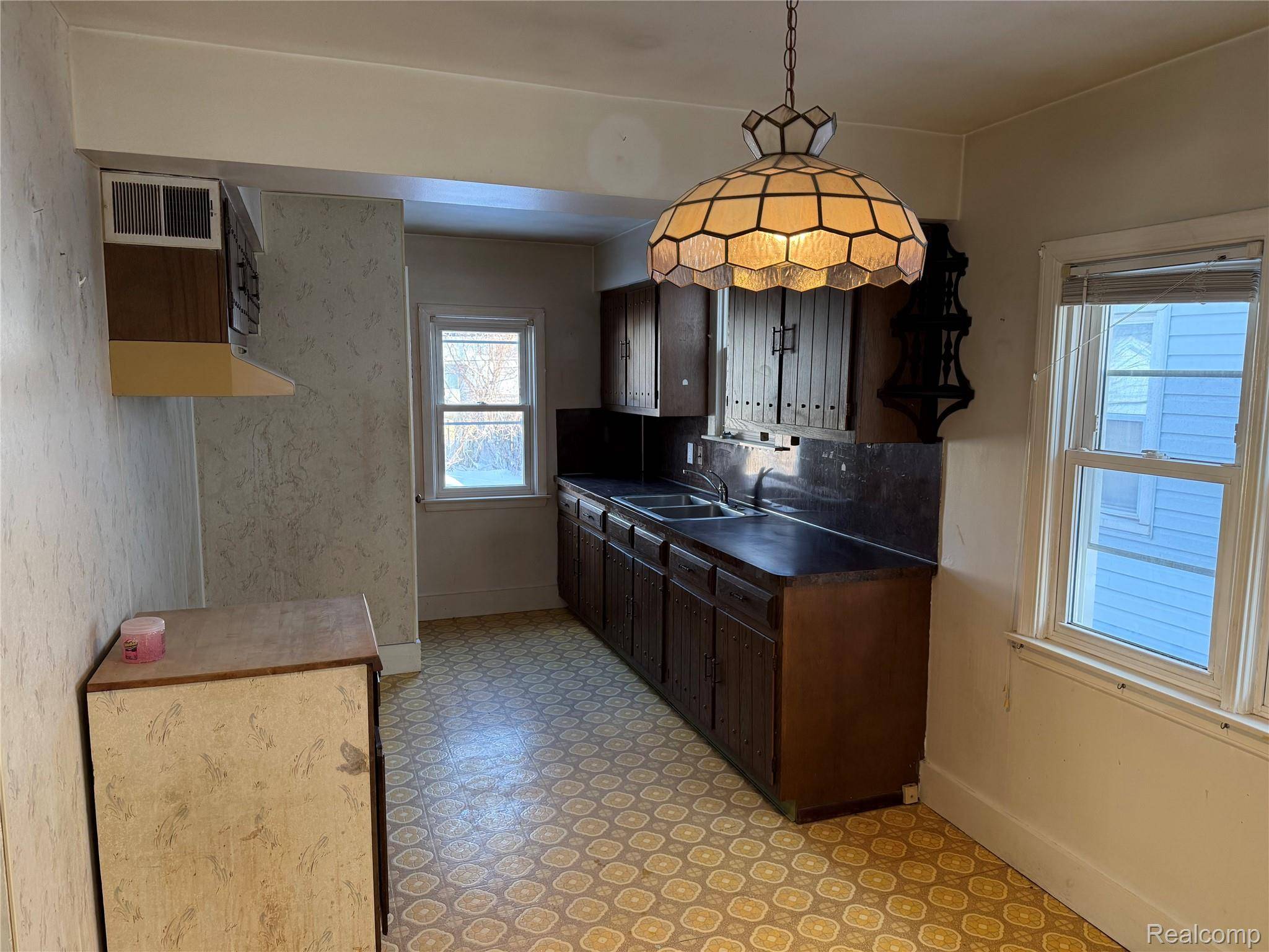 Center Line, MI 48015,7377 Bernice