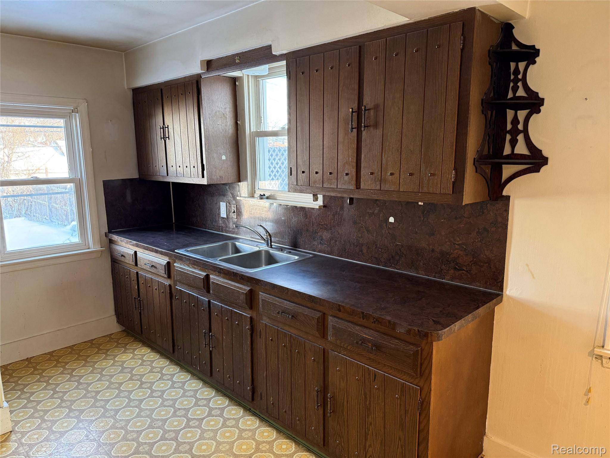 Center Line, MI 48015,7377 Bernice