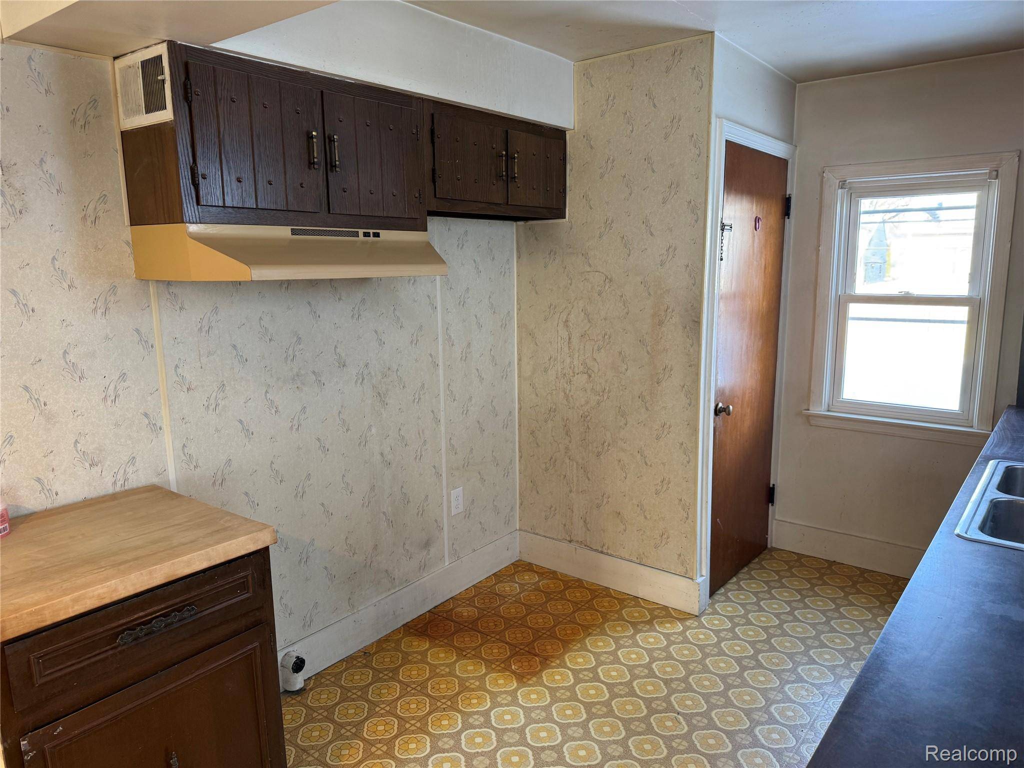 Center Line, MI 48015,7377 Bernice