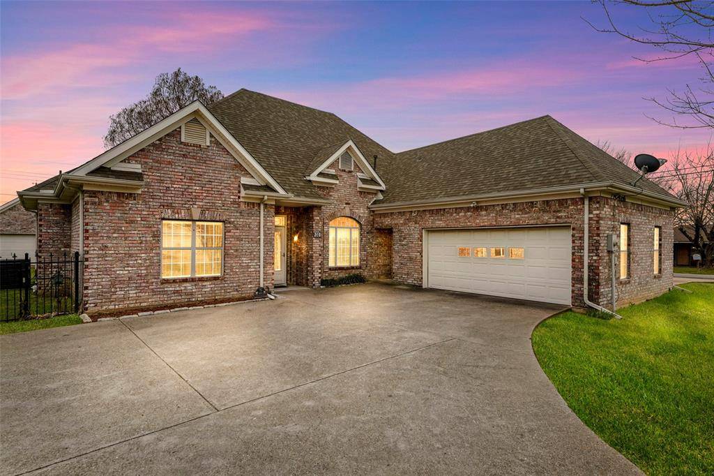 Quinlan, TX 75474,301 N Elm