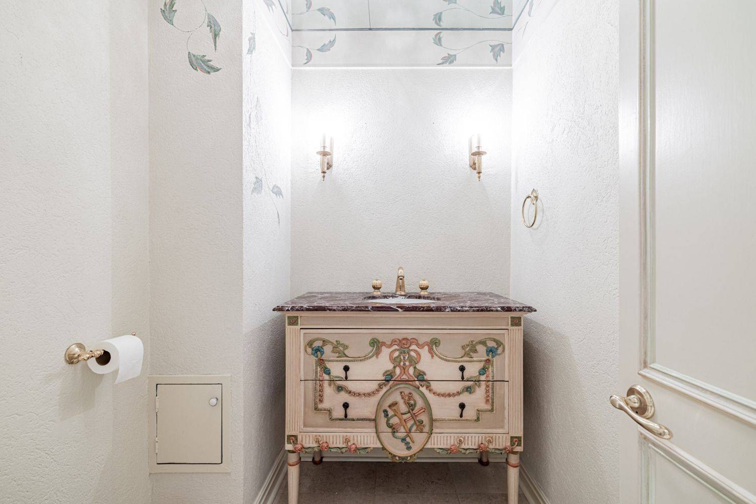 Toronto C02, ON M4V 2G1,82 Oriole RD