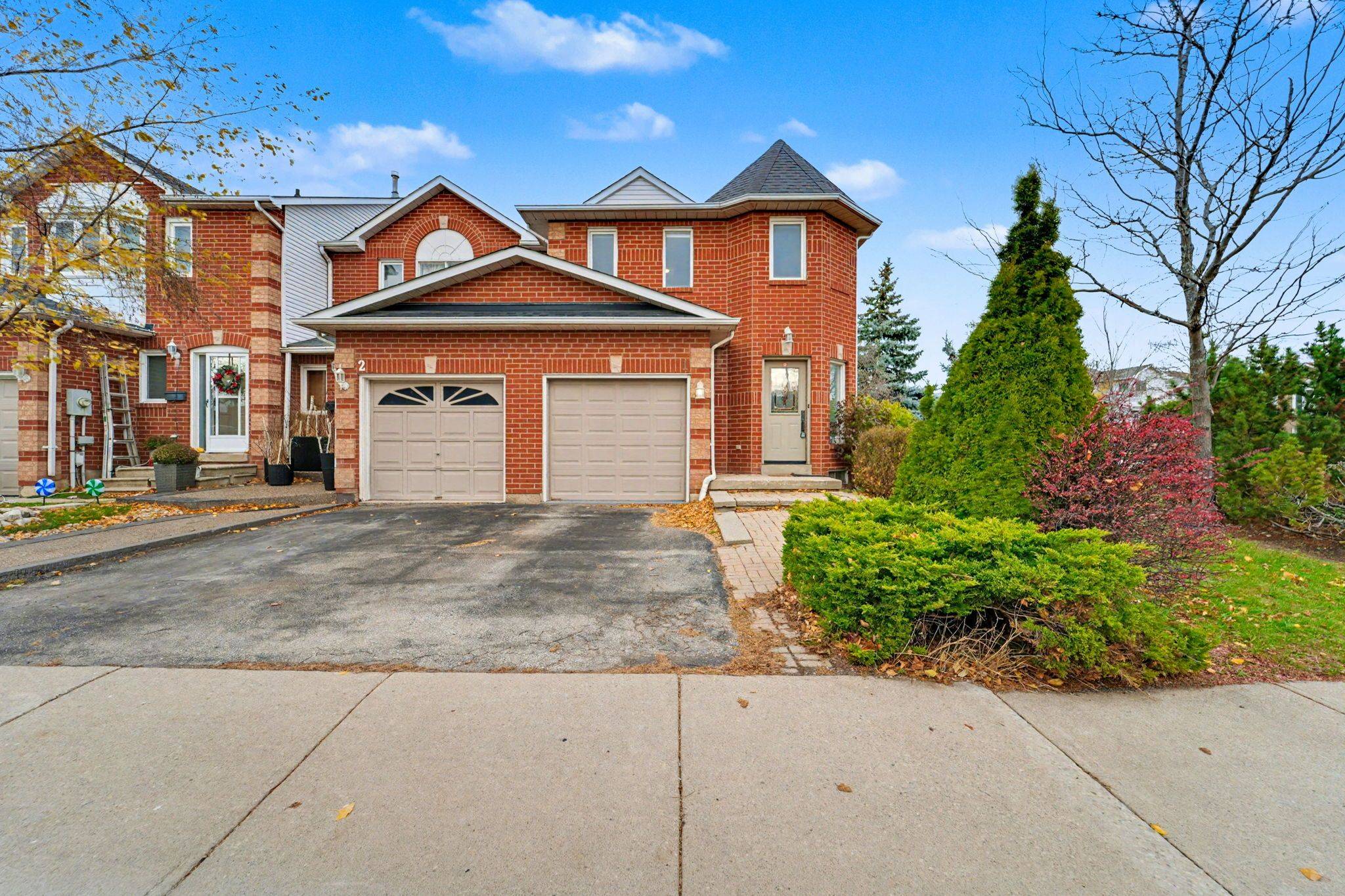 Oakville, ON L6H 6E2,2350 Grand Ravine DR #1