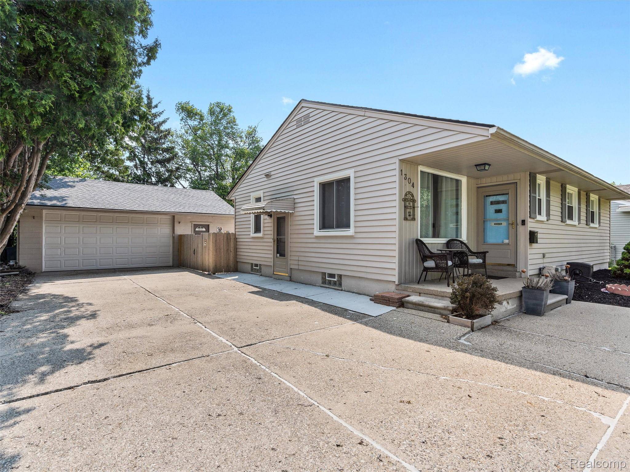 Royal Oak, MI 48067,1304 Grove AVE