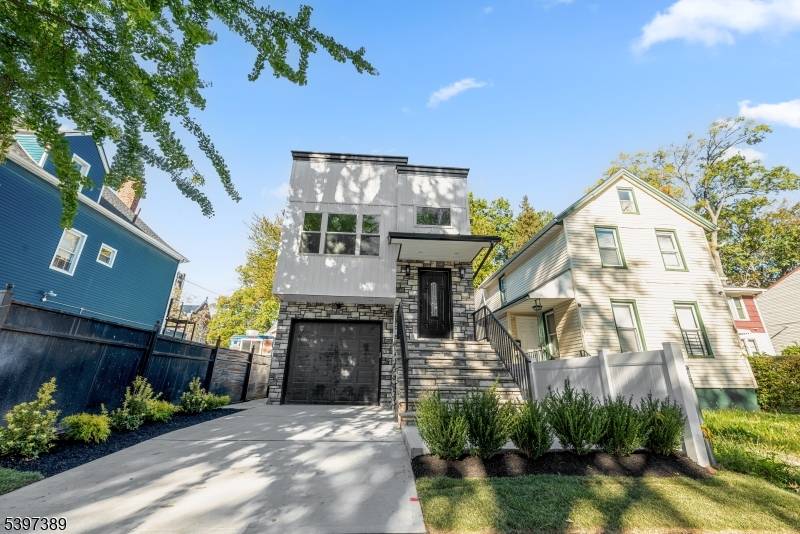 East Orange City, NJ 07018,63 Oak St