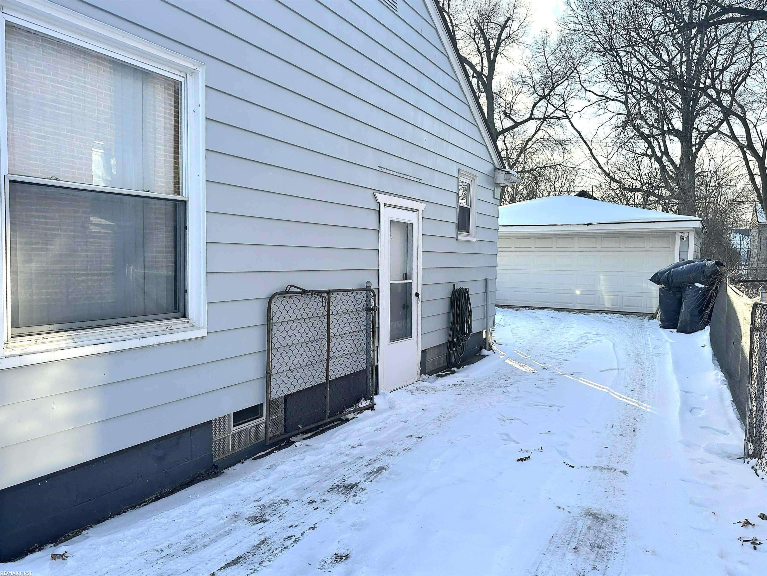 Oak Park, MI 48237,23451 Seneca ST