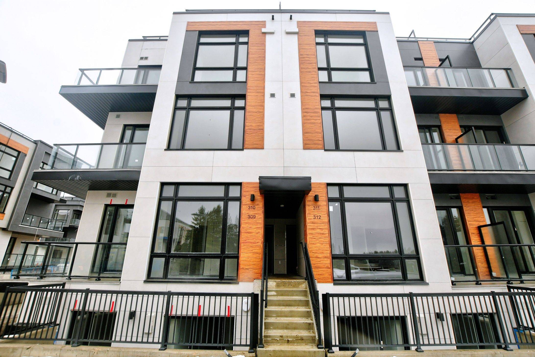 Richmond Hill, ON L4S 1M4,6 Steckley House LN #Th 309