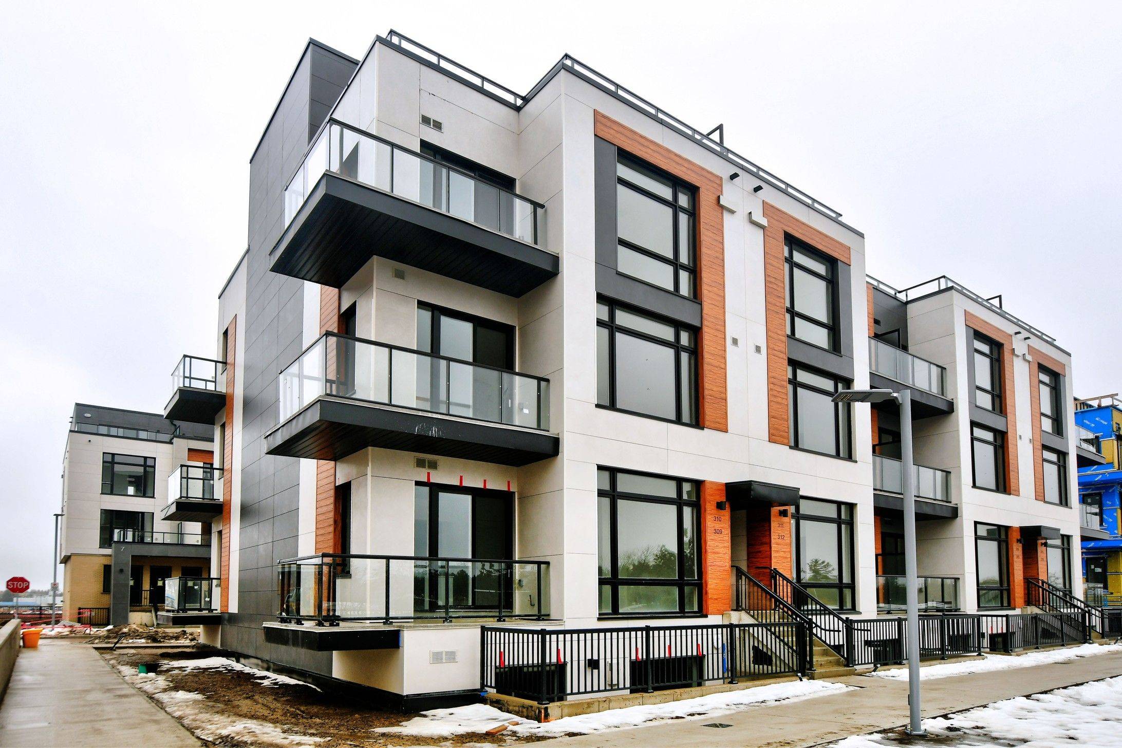 Richmond Hill, ON L4S 1M4,6 Steckley House LN #Th 309