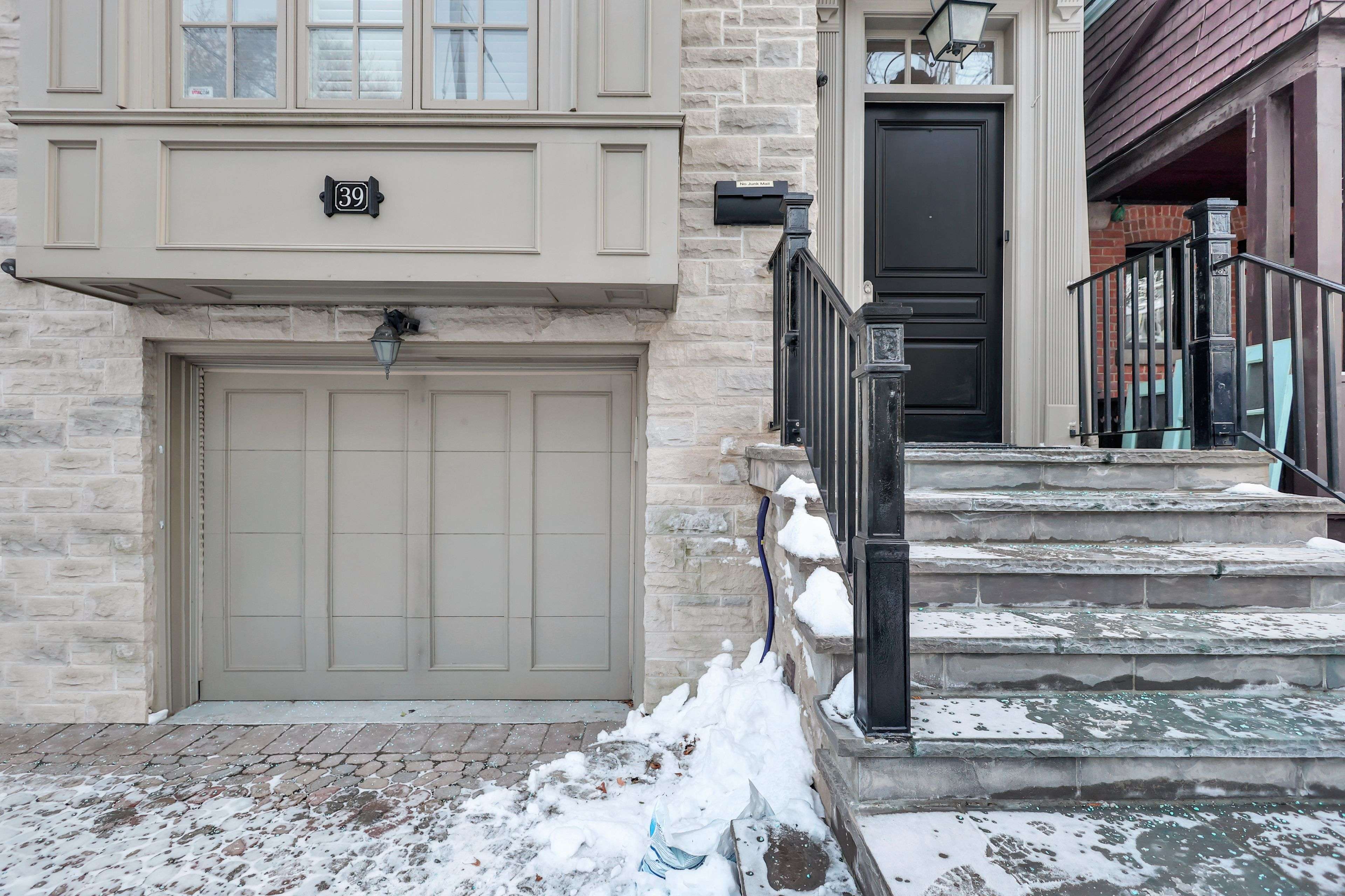 Toronto C02, ON M4V 1Y9,39 Gormley AVE