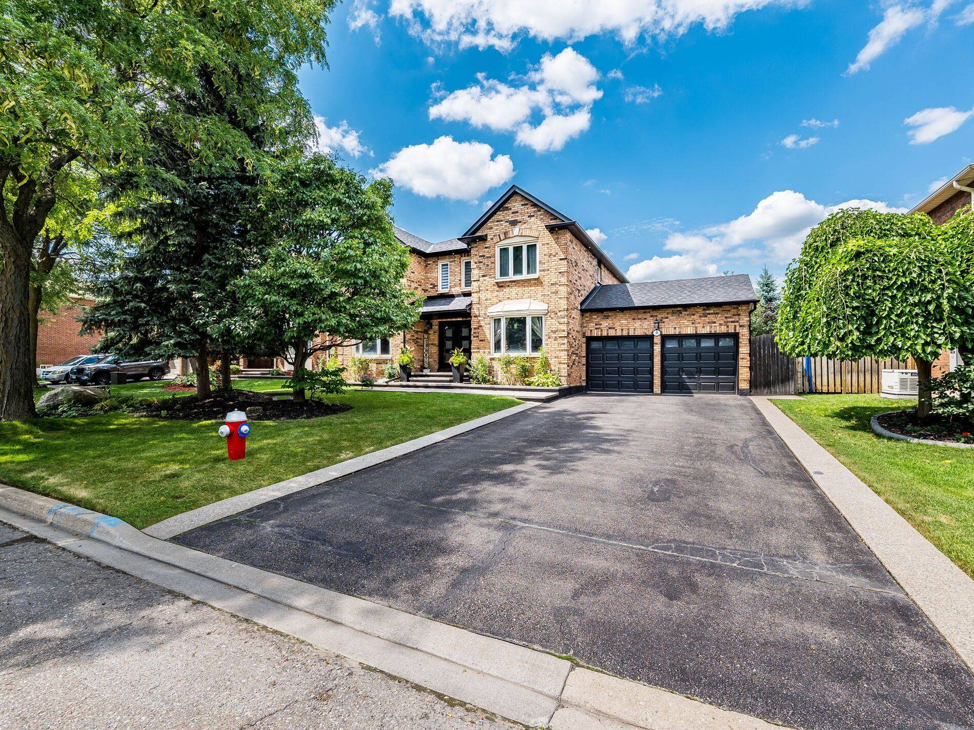 Brampton, ON L6Z 4C5,16 Stowe CT