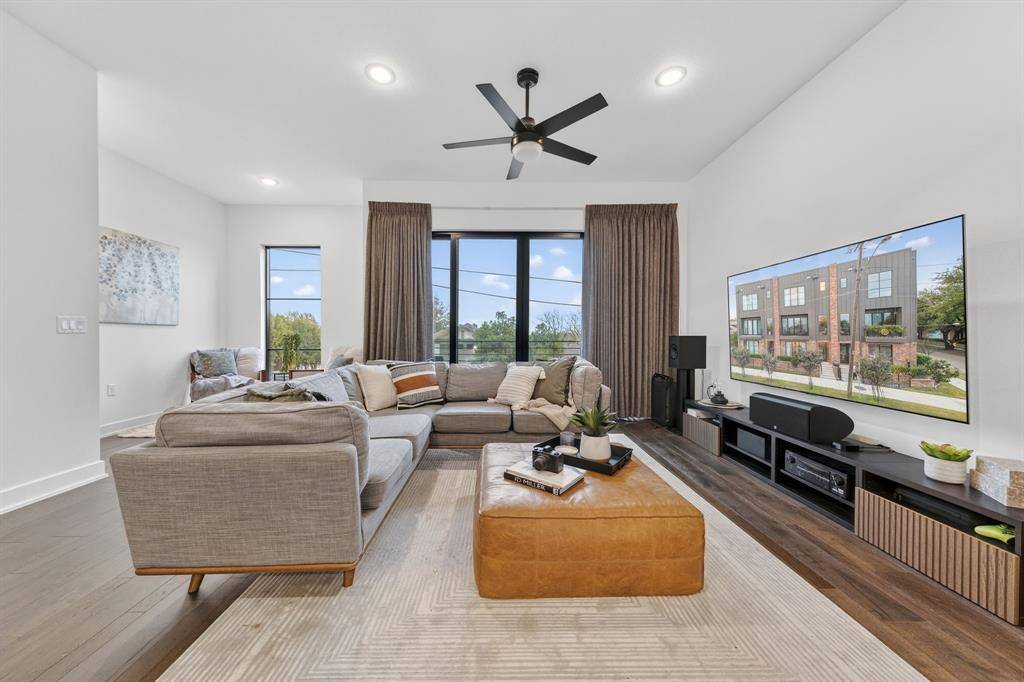 Dallas, TX 75208,737 N Zang Boulevard #102