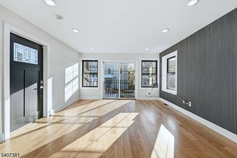 Newark City, NJ 07103,749 S 11Th St